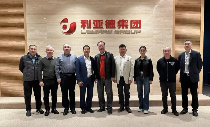 中国演艺装备手艺协会理事长朱新村一行走访2121非凡集团